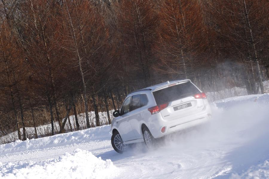  Mitsubishi Outlander PHEV 2018 года  (WW) (фото 13 из 43)